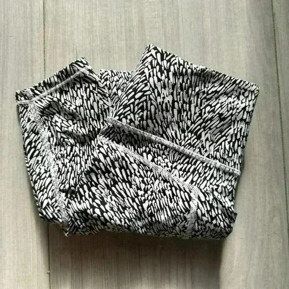 Athleta Pants - NWOT athleta crop pocket leggings